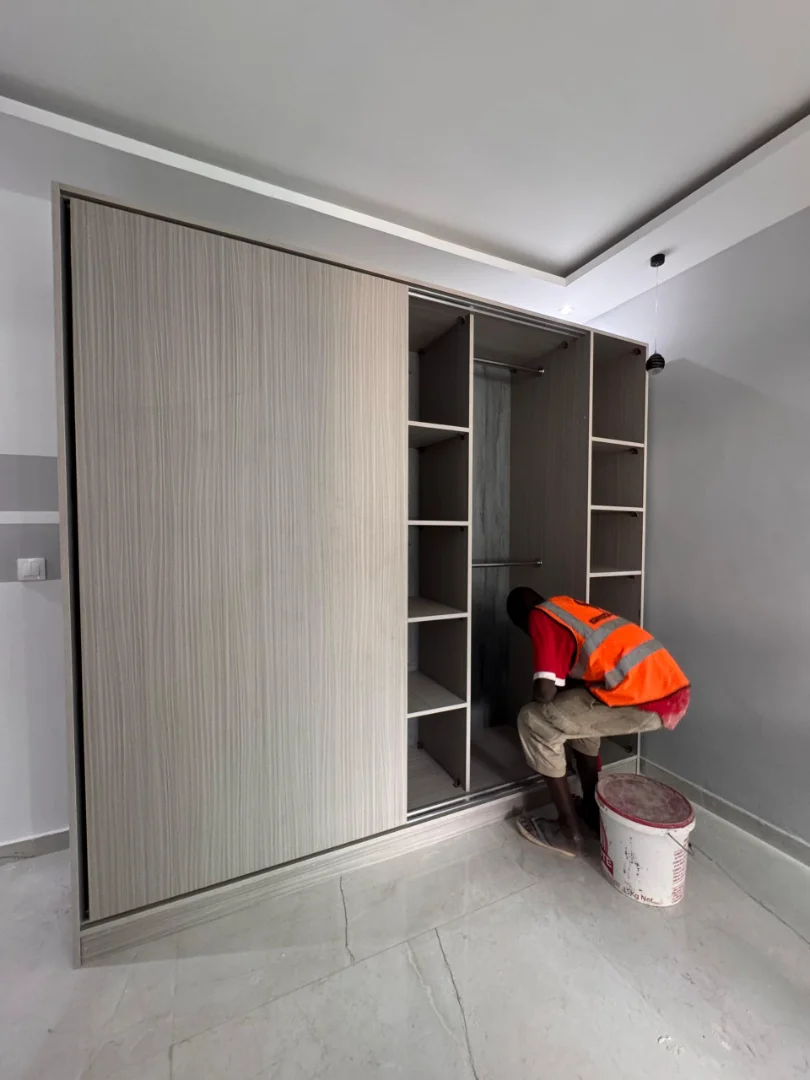 Dressing sur mesure avec portes coulissantes en finition bois clair, vue 3