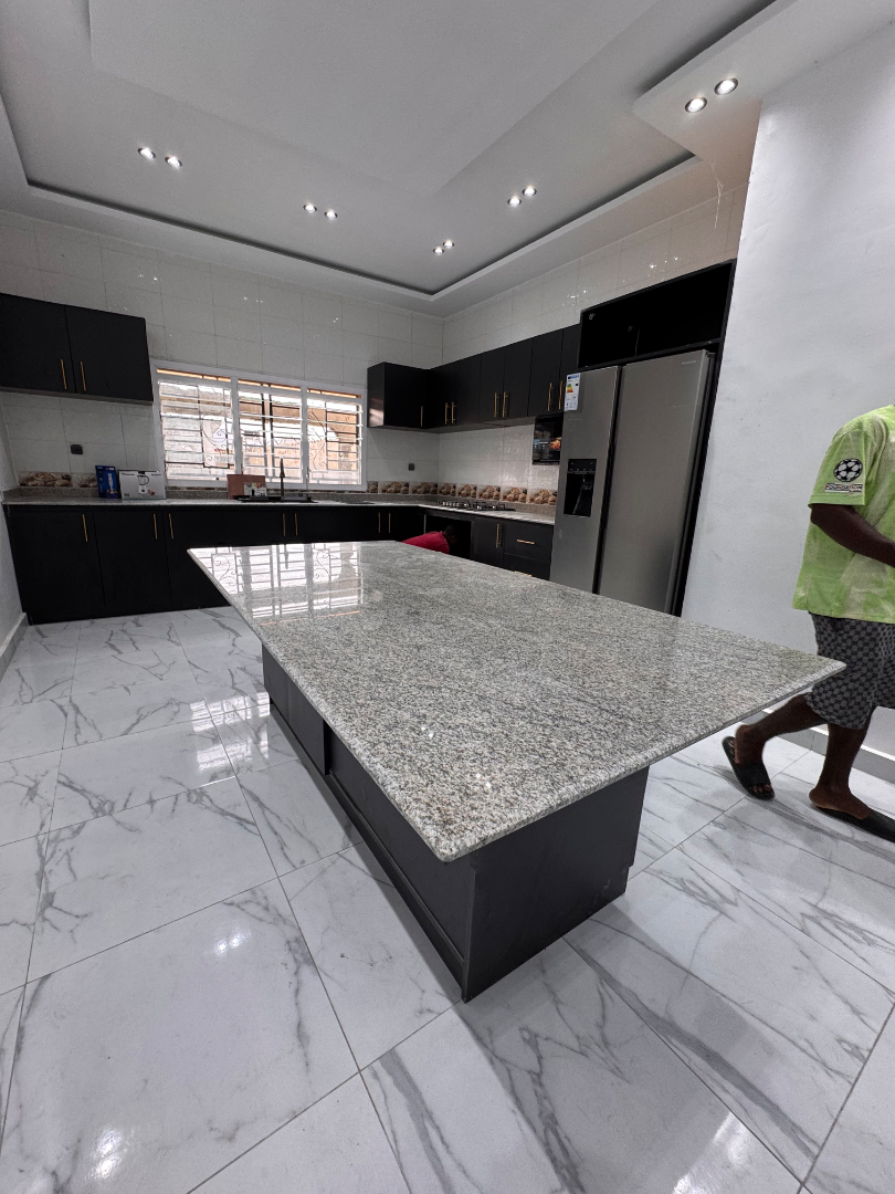Cuisine Moderne Sur Mesure avec Îlot Central et Plan de Travail en Granit - Avant