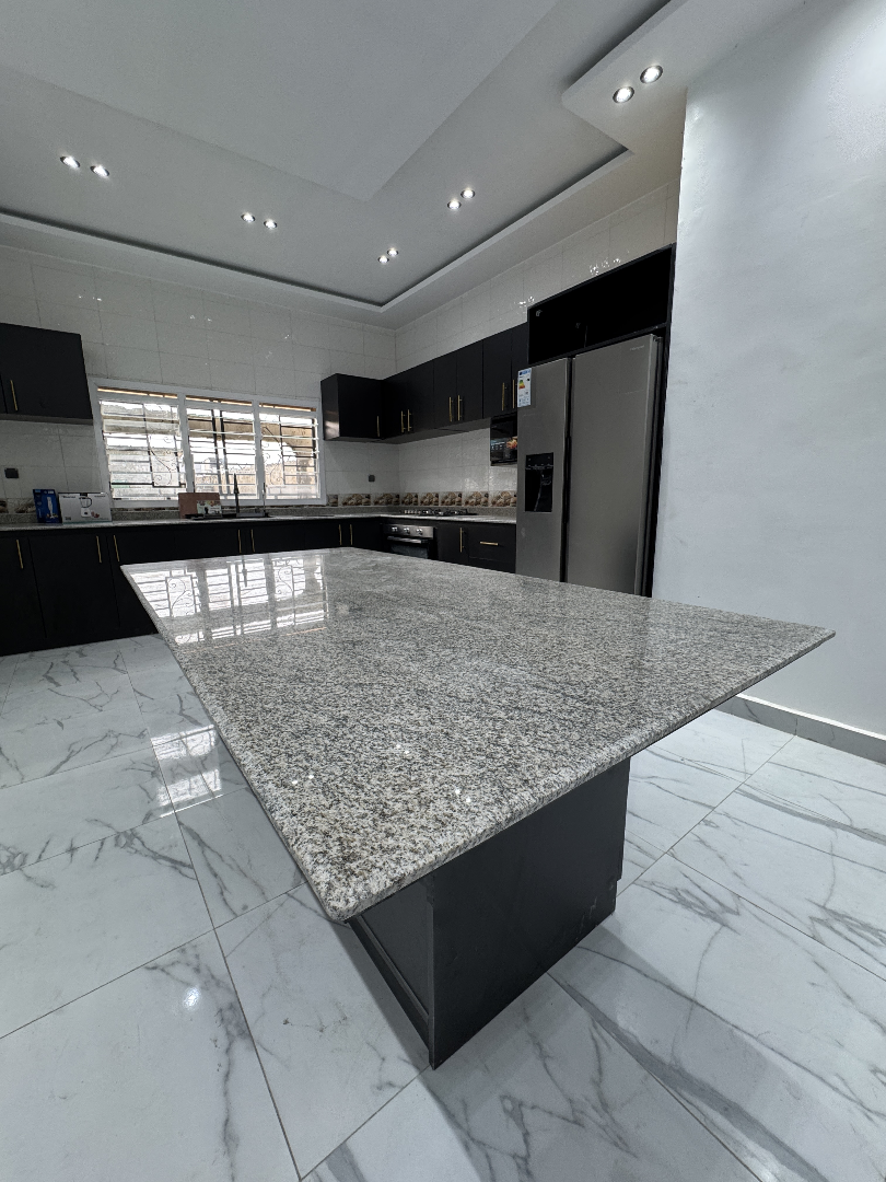 Cuisine Moderne Sur Mesure avec Îlot Central et Plan de Travail en Granit - Après