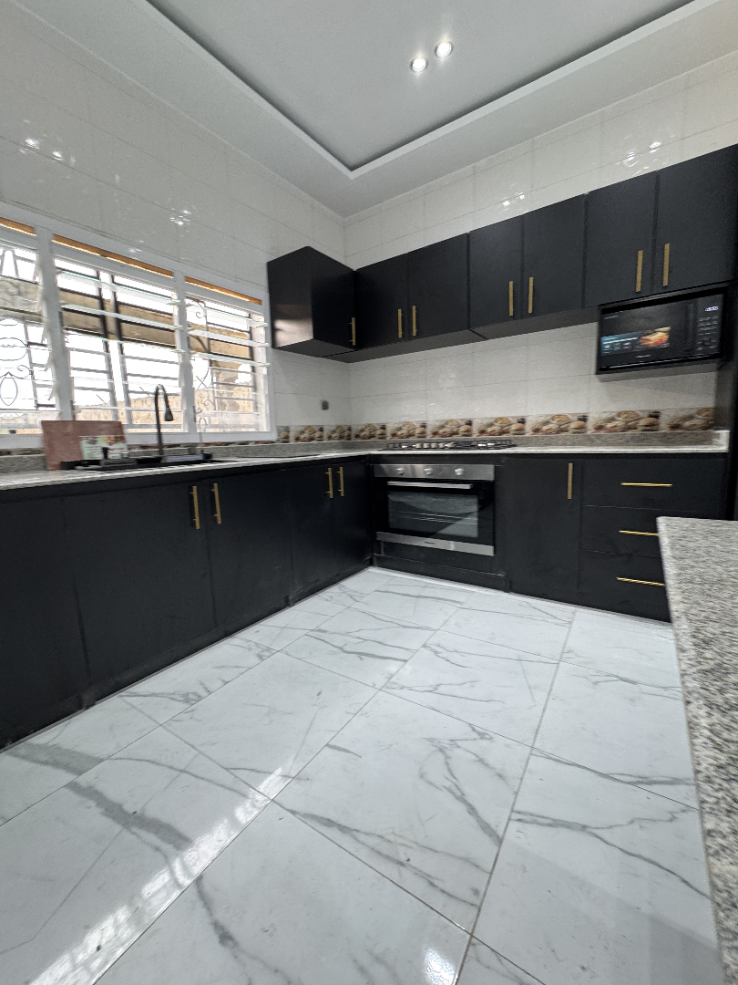 Cuisine Moderne Sur Mesure avec Îlot Central et Plan de Travail en Granit, vue 4