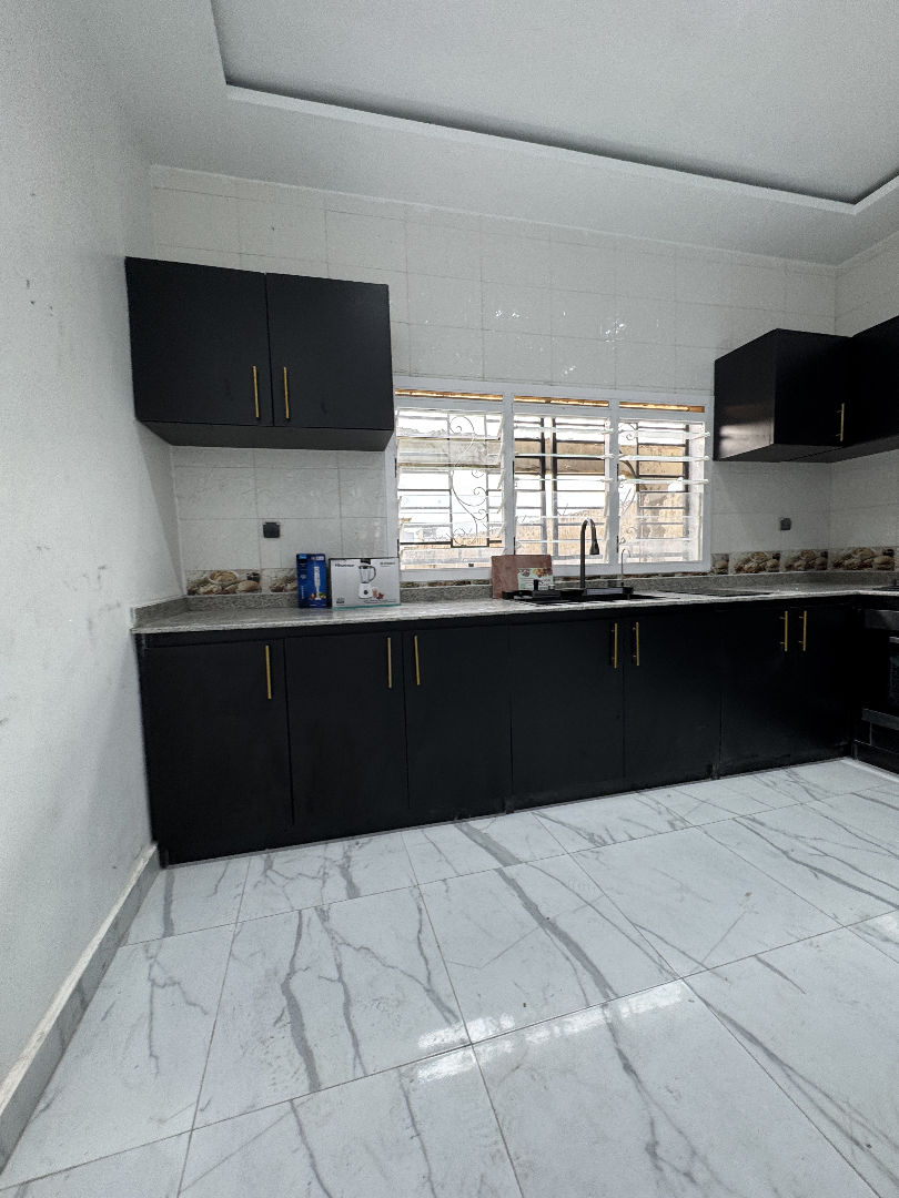 Cuisine Moderne Sur Mesure avec Îlot Central et Plan de Travail en Granit, vue 3