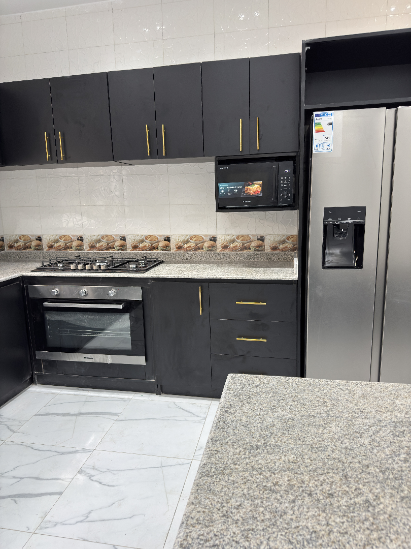 Cuisine Moderne Sur Mesure avec Îlot Central et Plan de Travail en Granit, vue 5