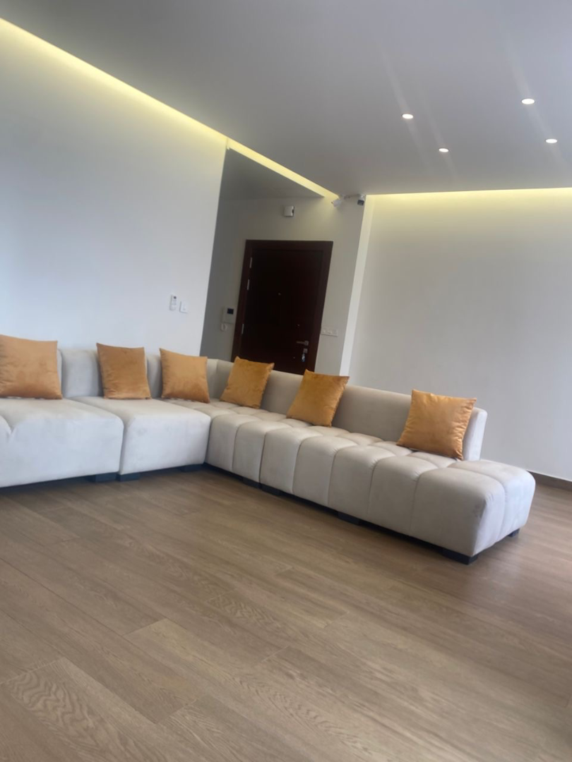 Canapé d’angle blanc en simili cuir sur mesure – Salon moderne personnalisable , vue 4