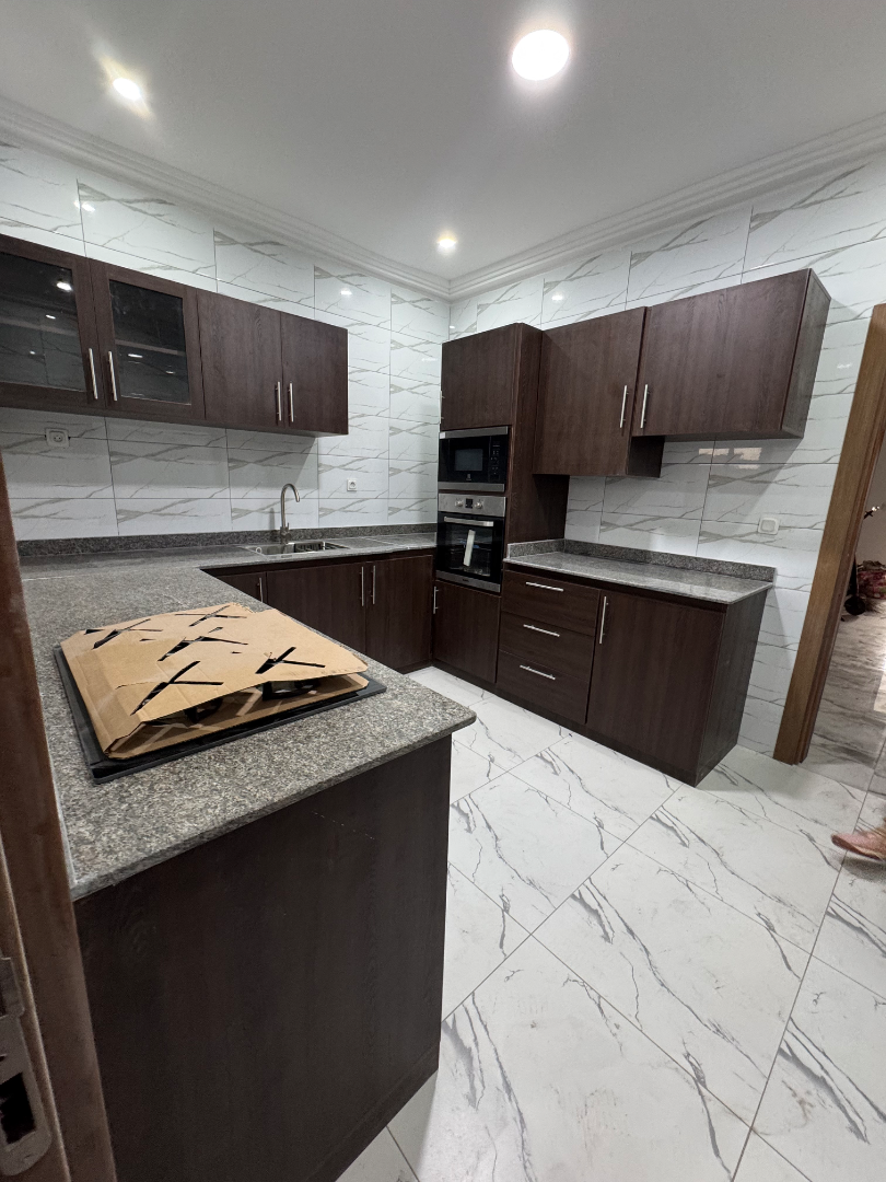 Cuisine Design en Bois Massif – Fabrication Artisanale Abidjan - Avant