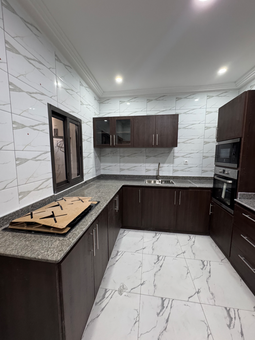 Cuisine Design en Bois Massif – Fabrication Artisanale Abidjan, vue 4