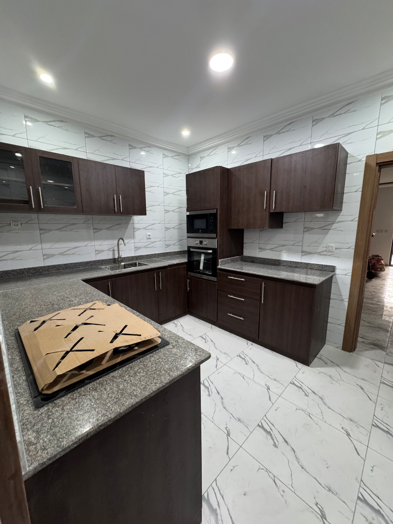 Cuisine Design en Bois Massif – Fabrication Artisanale Abidjan, vue 3