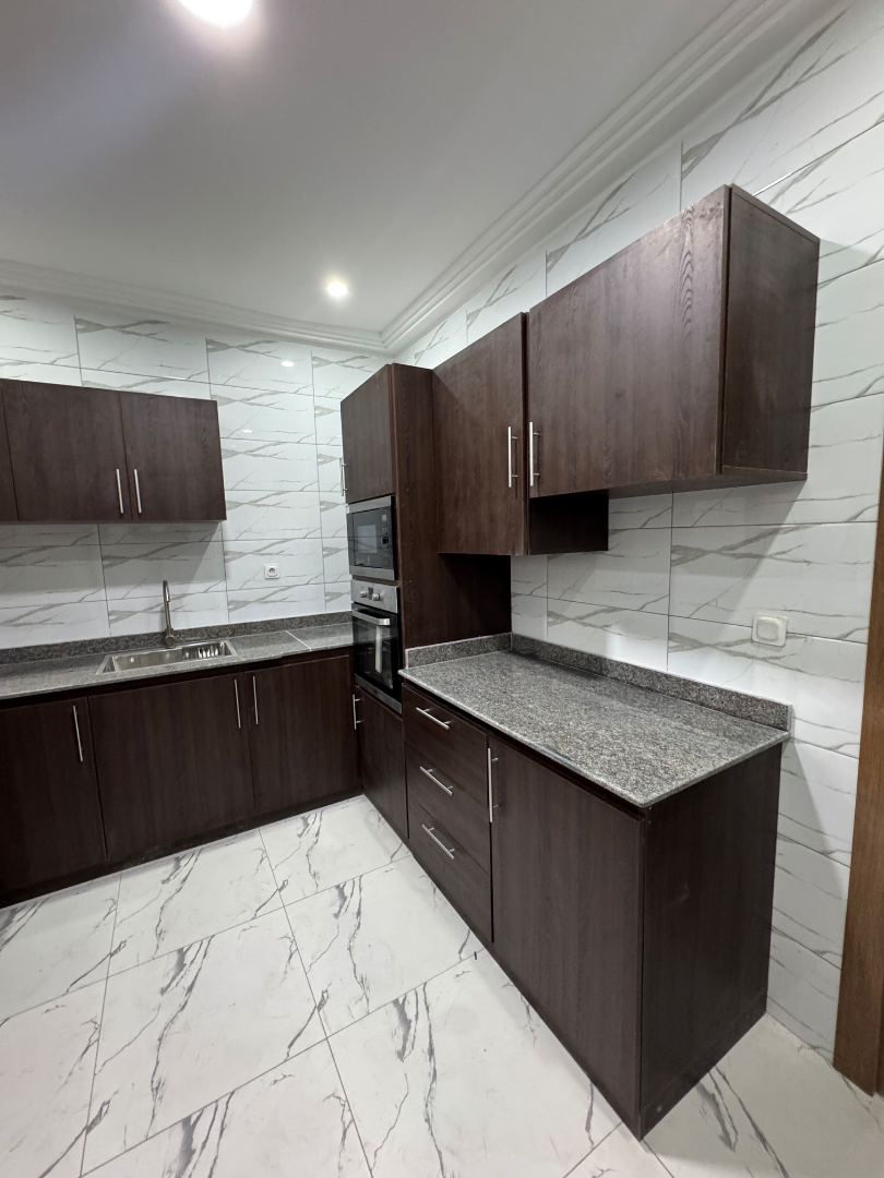Cuisine Design en Bois Massif – Fabrication Artisanale Abidjan, vue 5
